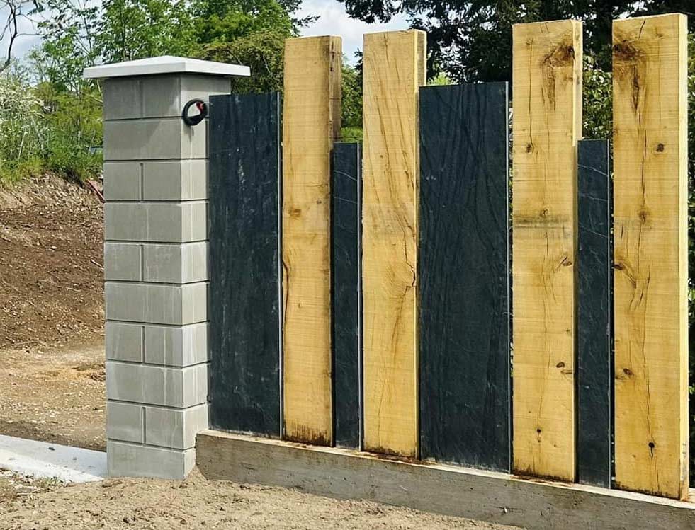 Une clôture en bois et en béton
